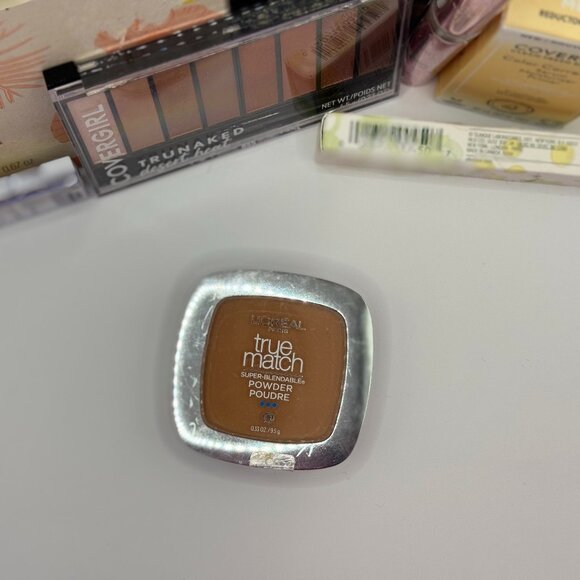 ! NWT Makeup and Beauty Bundle ! 8 Products & Makeup Bag ! - Picture 3 of 10